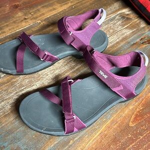 TEVA “Vera” Sandals Size 10 Burgundy/purple